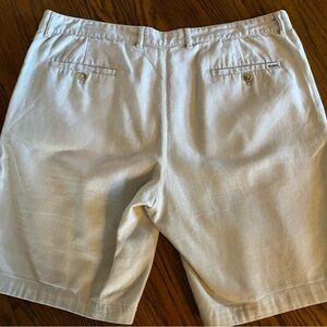 Men’s Relaxed Michael Kors Khaki Shorts Size 36
55% Linen